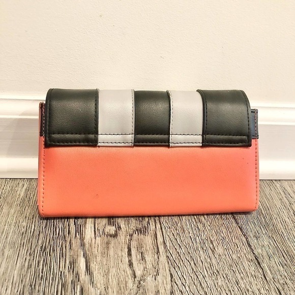 Nicole Miller Black Salmon Leather Womens Geometric Stripe Flap Accordion Wallet - Picture 2 of 3